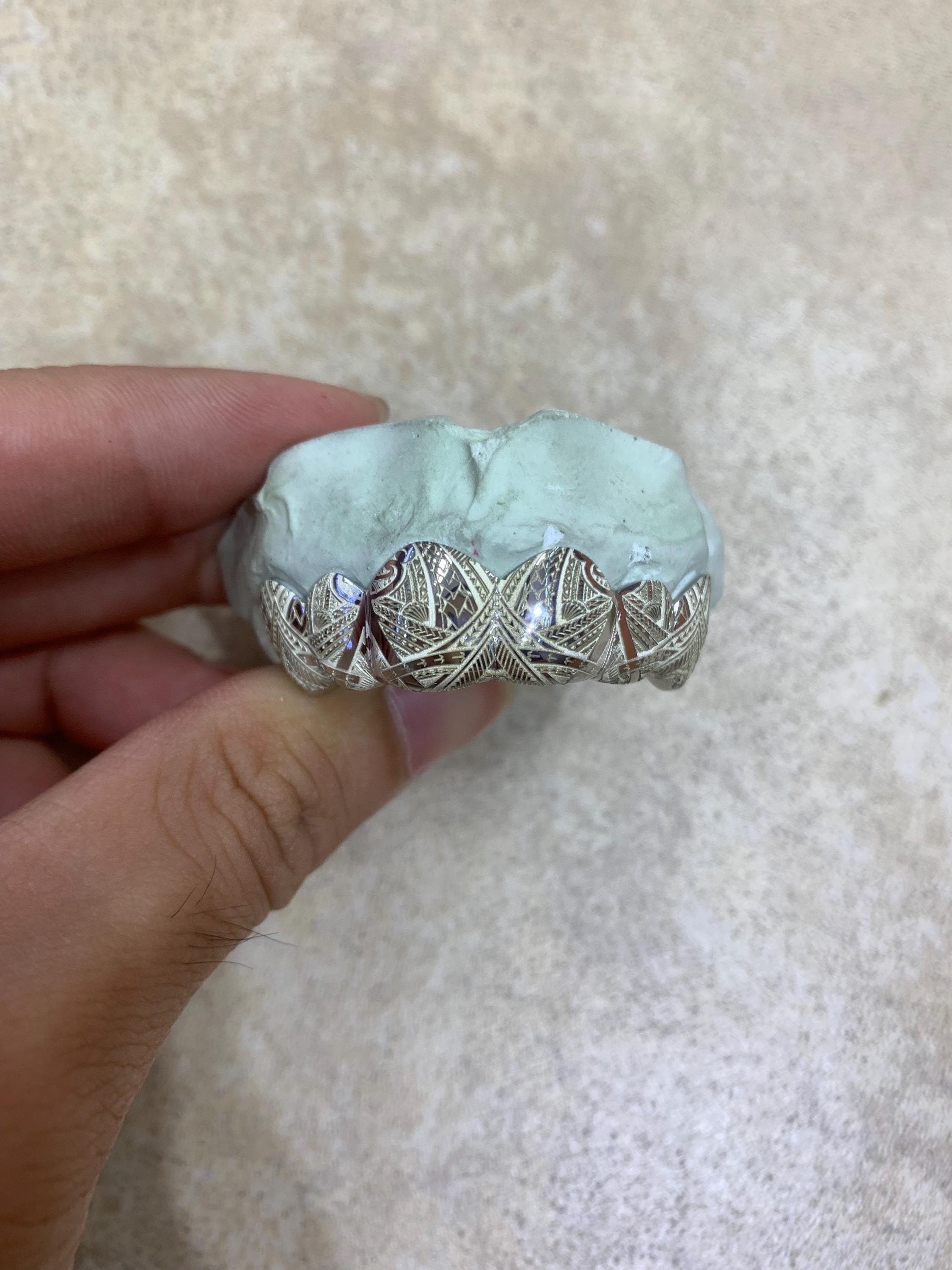 Handmade Real Gold custom fit Grillz / 925 Siver Grillz Polynesian / Tribal Engrave ( 925 silver - 10K - 14K ) Unique Design Goldteeth - GrillzCity